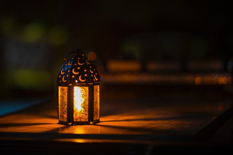 Das Bild zeigt eine leuchtende Laterne im Freien am Abend. Foto: Ahmed Aqtai via Pexels
