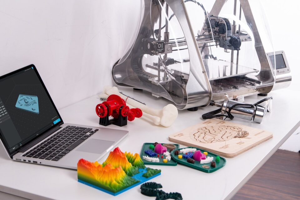 Mit einem 3D Drucker sind die Möglichkeiten nahezu unbegrenzt. Bild von ZMorph Fab 3D Printer auf Pixabay
