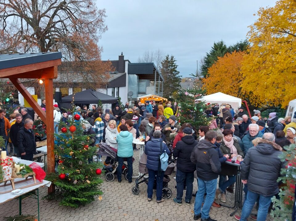 Weihnachtliches Treiben am 27. November auf dem Longkamper Festplatz. Foto: Peter Brucker.