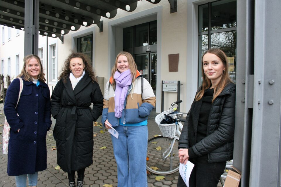 Emma Erdmann, Diana Geier, Jennifer Kesseler und Arizona Sallauka freuen sich, dem Oberbürgermeister auf den Zahn zu fühlen. Foto: 5vier.de