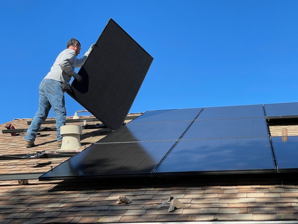 Solarpanels werden auf einem Dach montiert. Foto: www.unsplash.com