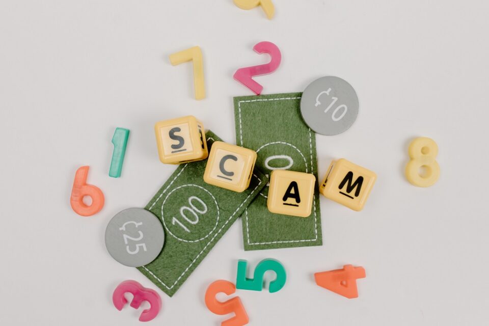 Scrabble-Steine bilden das Wort „Scam". Foto: Tara Windsted/ Pexels