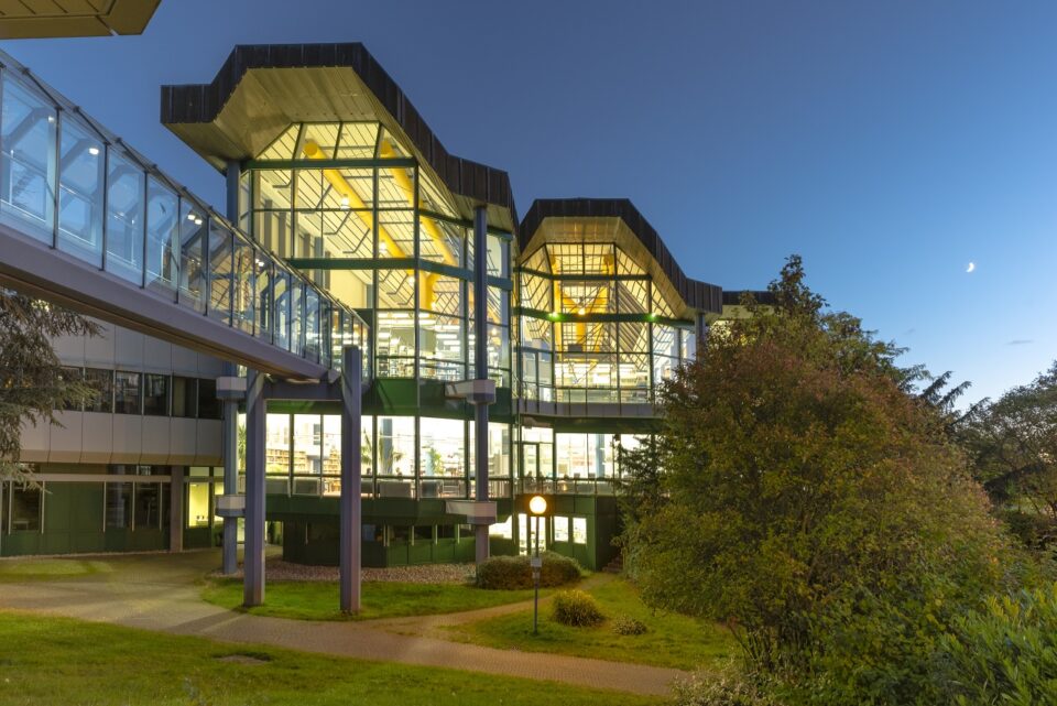 Das Bild zeigt die Universitätsbibliothek auf Campus I bei Nacht. Foto: Universität Trier.