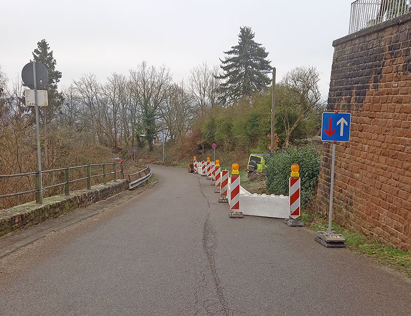 Der abgerutschte Hang am Markusberg wurde soweit gesichert, dass der Verkehr wieder einspurig vorbeifließen kann. Foto: StadtRaum Trier