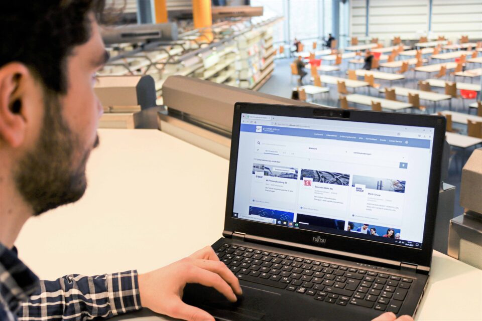 Über das neue Karriere-Portal der Universität Trier können sich Studierende und Unternehmen vernetzen. Foto: Universität Trier