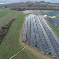 Das Bild zeigt eine Luftaufnahme des Solarkraftwerkes Kenn im Dezember 2022. Foto: SWT