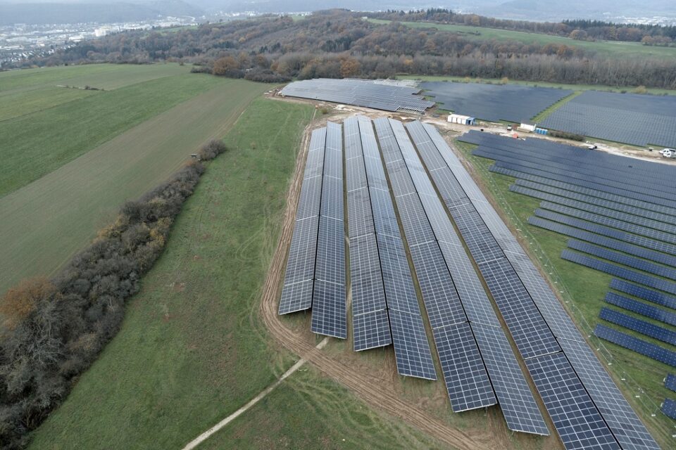 Das Bild zeigt eine Luftaufnahme des Solarkraftwerkes Kenn im Dezember 2022. Foto: SWT