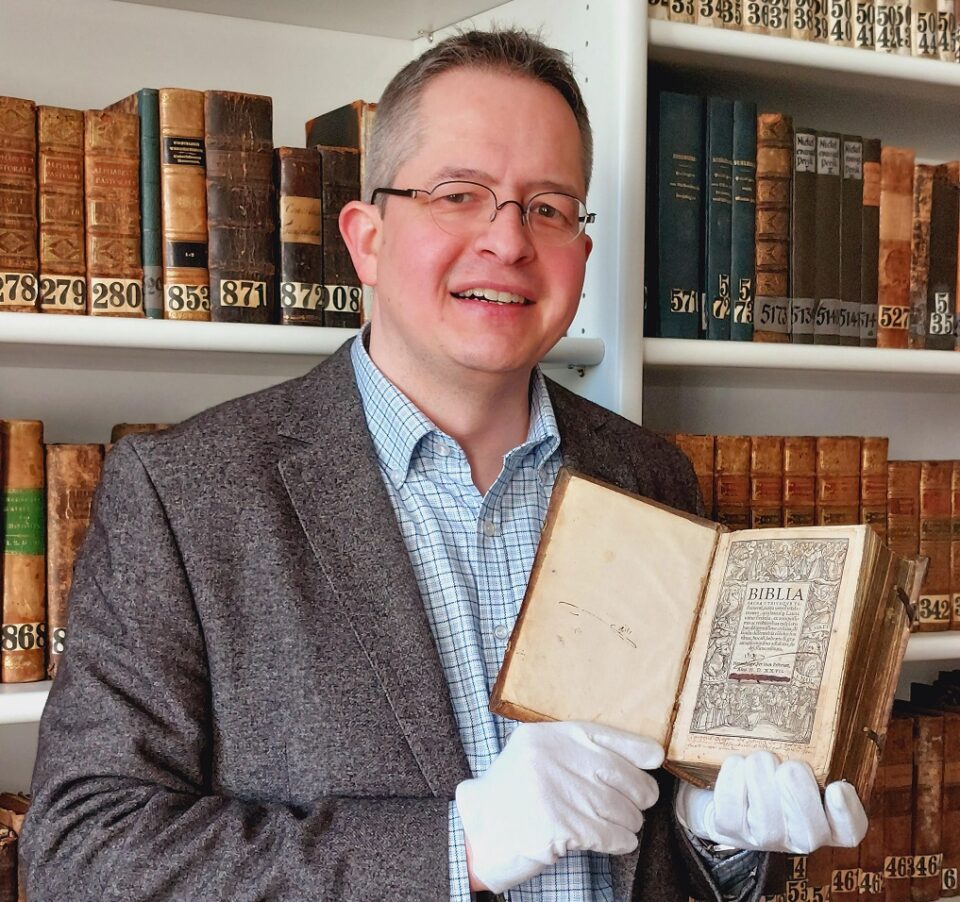 Dr. Marco Brösch zeigt die Bibel. Foto: Pia Pastor, St. Nikolaus-Hospital/Cusanusstift Bernkastel-Kues