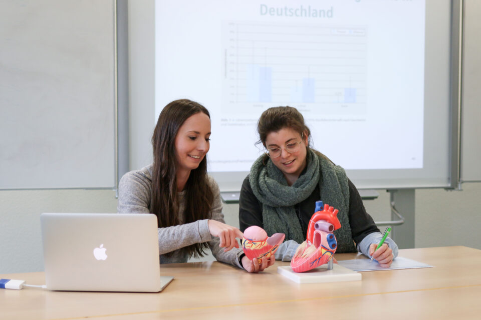 Studieninteressierte können beim Tag der offenen Tür in das Fach Pflegewissenschaft hineinschnuppern. Foto: Universität Trier