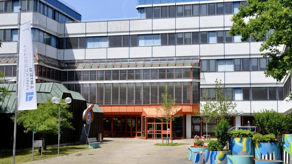 Das Bild zeigt den Haupteingang der Universität Trier. Foto: Universität Trier.