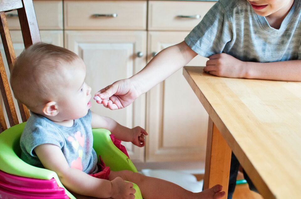 Ein Säugling bekommt estwas zum essen. Foto:AMSW Photography -Alisha Smith Watkins/ Pexels  