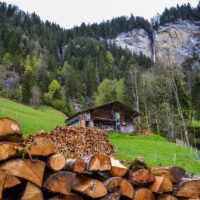 Eine Almhütte in den Schweizer Bergen mit einem Stapel Holz. Foto: Gotta Be Worth It via pexels.com