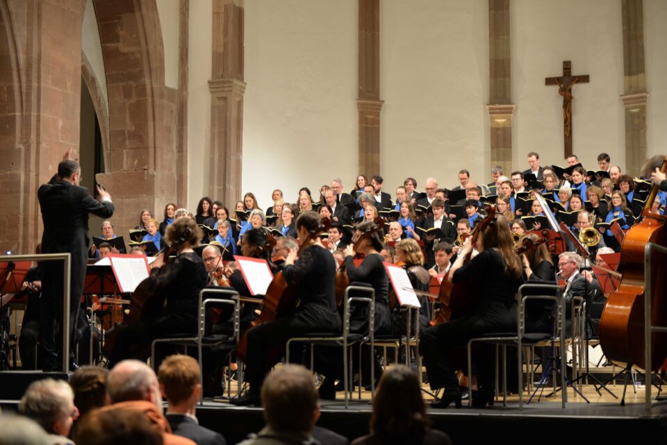 Beim Semesterabschlusskonzert des Collegium Musicum standen rund 150 Musikerinnen und Musiker auf der Bühne. Foto: Universität Trier