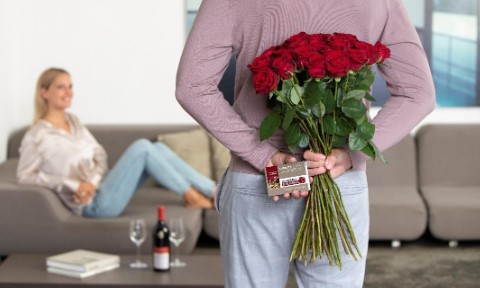 Neben den klassischen Rosen ist der Gutscheinbuch.de Schlemmerblock das ideale Geschenk zum Valentinstag. Foto: Guscheinbuch.de