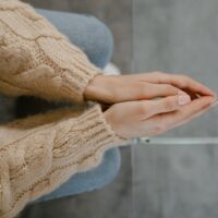 Die zusammengelegten Hände einer Person. Foto: Pexels/ Mart Production