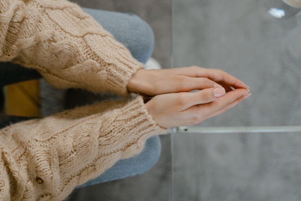 Die zusammengelegten Hände einer Person. Foto: Pexels/ Mart Production