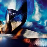 Beeindruckend sind Herbert Böttchers Aufnahmen des Guggenheim-Museums in Bilbao von dem Architekten Frank Gehry. Das Bild wirkt nahezu wie ein Gemälde von Marc Chagall. Fotografiert hat er mit Lochbildkamera. Foto: Herbert Böttcher