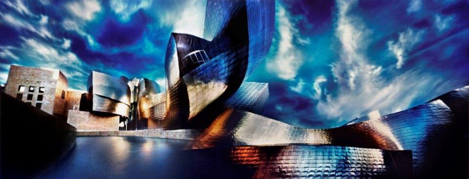 Beeindruckend sind Herbert Böttchers Aufnahmen des Guggenheim-Museums in
Bilbao von dem Architekten Frank Gehry. Das Bild wirkt  nahezu wie ein
Gemälde von Marc Chagall. Fotografiert hat er mit Lochbildkamera. Foto: Herbert Böttcher