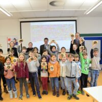 Unter den Zweitklässlern der Grundschule Olewig war der 25.555 Gast der Ausstellung „Mathematik erFassen!“ Foto: Universität Trier