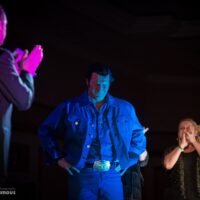 Steven Pitman umringt von applaudierenden Menschen. Foto: BEARLY FAMOUS