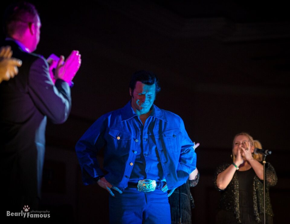 Steven Pitman umringt von applaudierenden Menschen. Foto: BEARLY FAMOUS