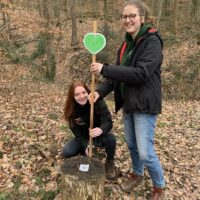 Helena Heser und Isabel Brandt, FÖJlerinnen am Forstamt Trier, bereiten die Osterrallye im Meulenwald vor. Foto: Elsa Hameury.