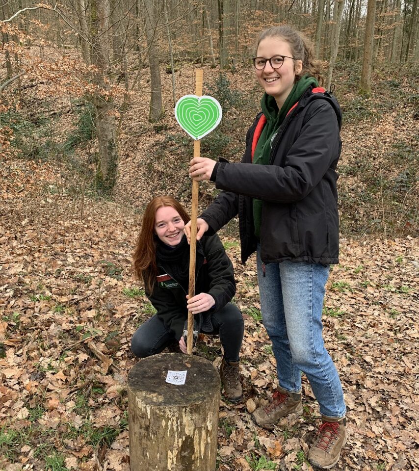 Helena Heser und Isabel Brandt, FÖJlerinnen am Forstamt Trier, bereiten die Osterrallye im Meulenwald vor. Foto: Elsa Hameury.