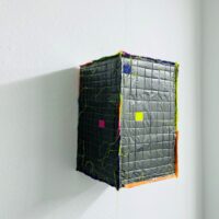Kunstwerk von Aleks Polonskaja, Serie "Mailbox", Ohne Titel, 37x36x36 cm, Mixedmedia, 2023. Foto: Kunstverein Junge Kunst Trier