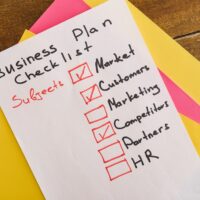 Das Bild zeigt eine Checkliste für einen Business-Plan. Foto: RODNAE Productions/ Pexels