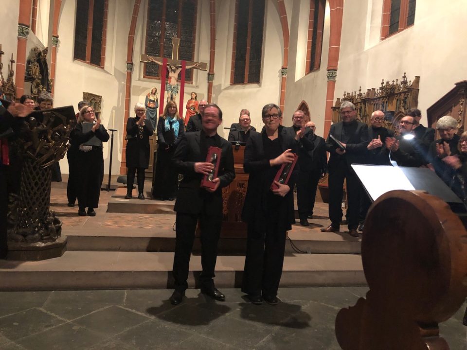 Ulrike Ludewig und Carsten Dittmer mit einem Dankeschön des Chores. Foto: 5vier.de/Anna-Lena Hees