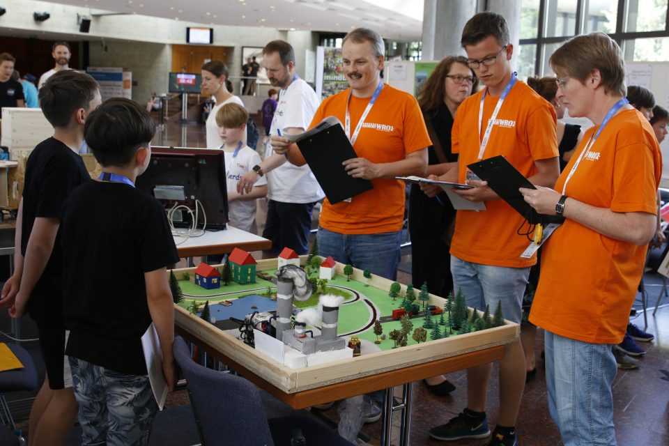 Ein Team präsentiert die Projektidee vor der Jury beim Deutschlandfinale in Passau. Foto: TECHNIK BEGEISTERT e.V.