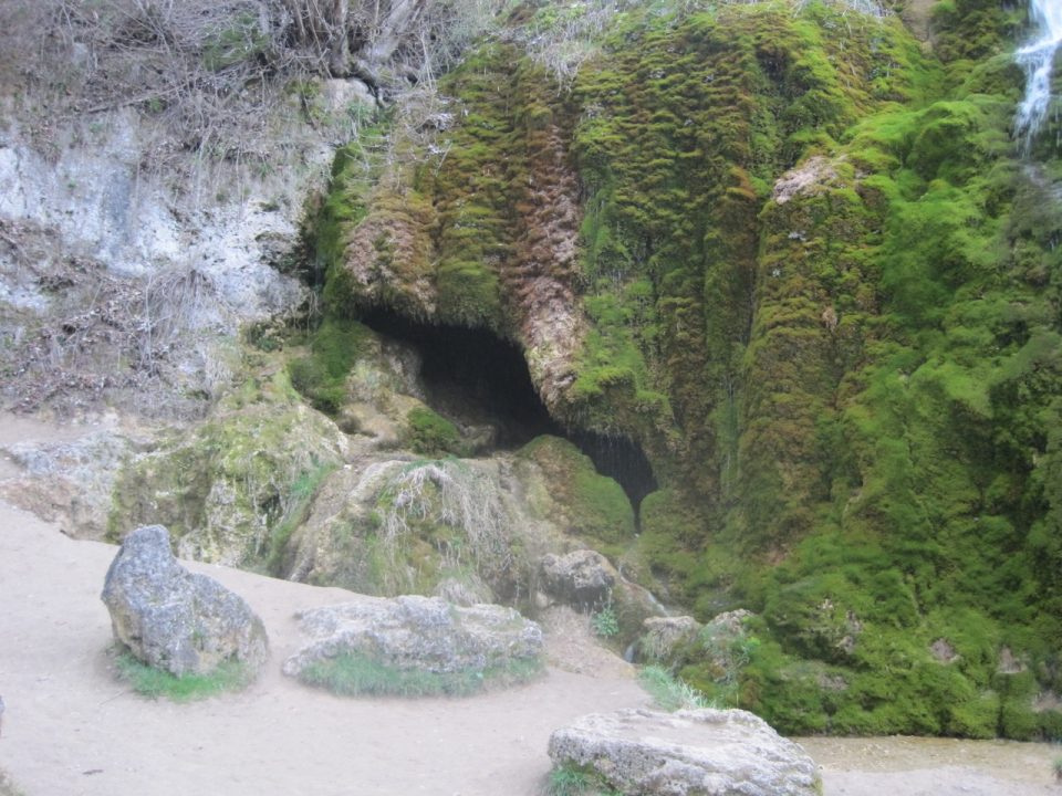 Eine Höhle im Wasserfall-Felsen. Foto: 5vier.de/Anna-Lena Hees