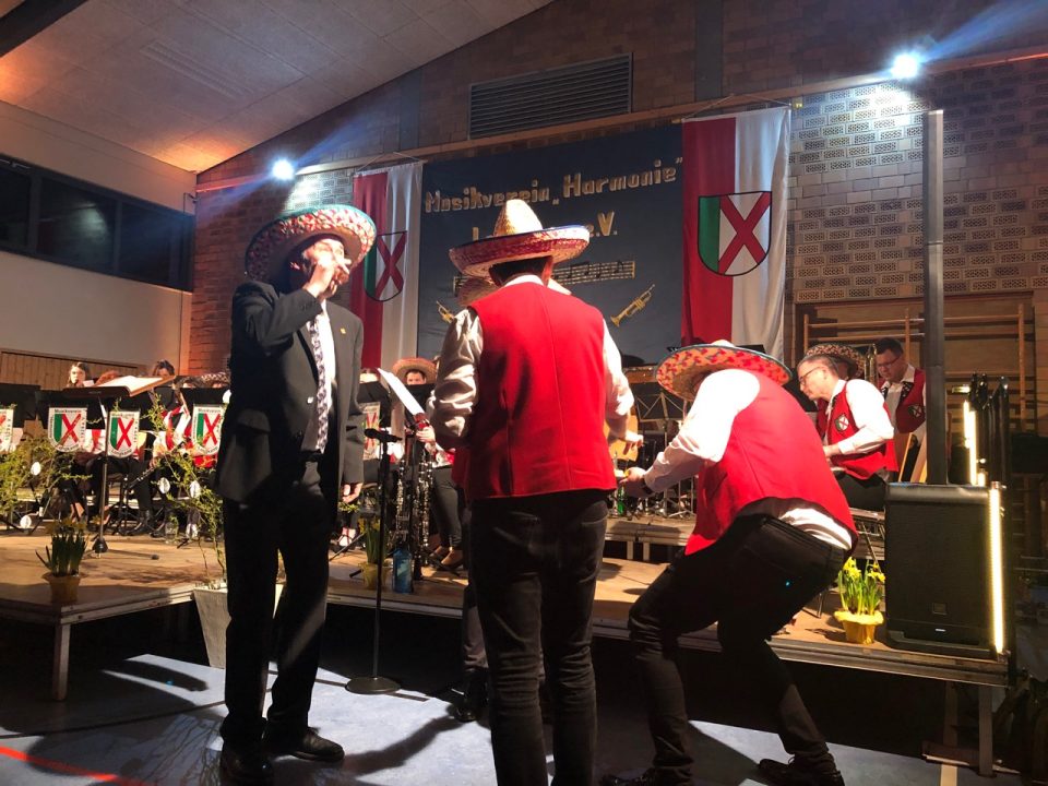Jürgen Kullmann und zwei Instrumentalisten vor „Bohemian Tequila“. Foto: 5vier.de/Anna-Lena Hees