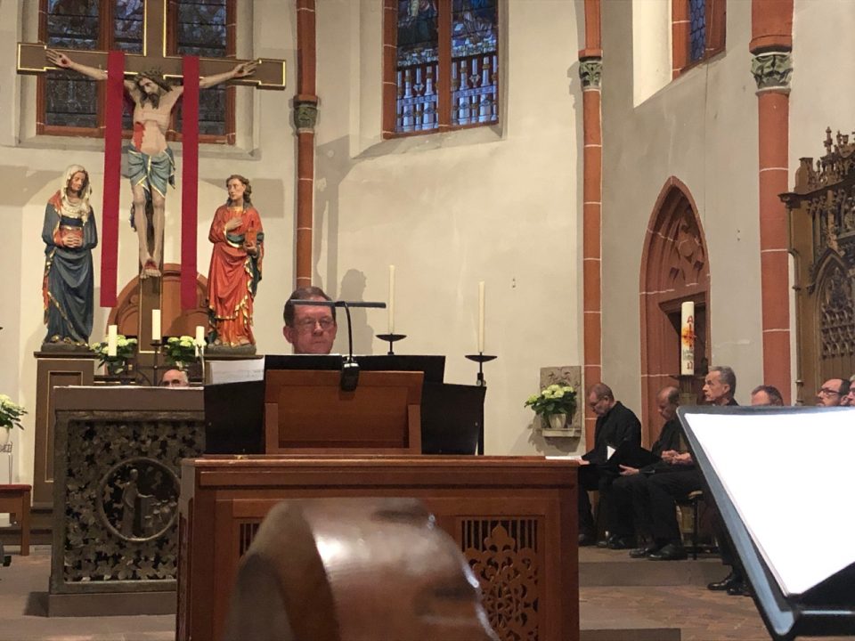 Carsten Dittmer spielte einzelne Orgelstücke auf dem Chorkonzert. Foto: 5vier.de/Anna-Lena Hees