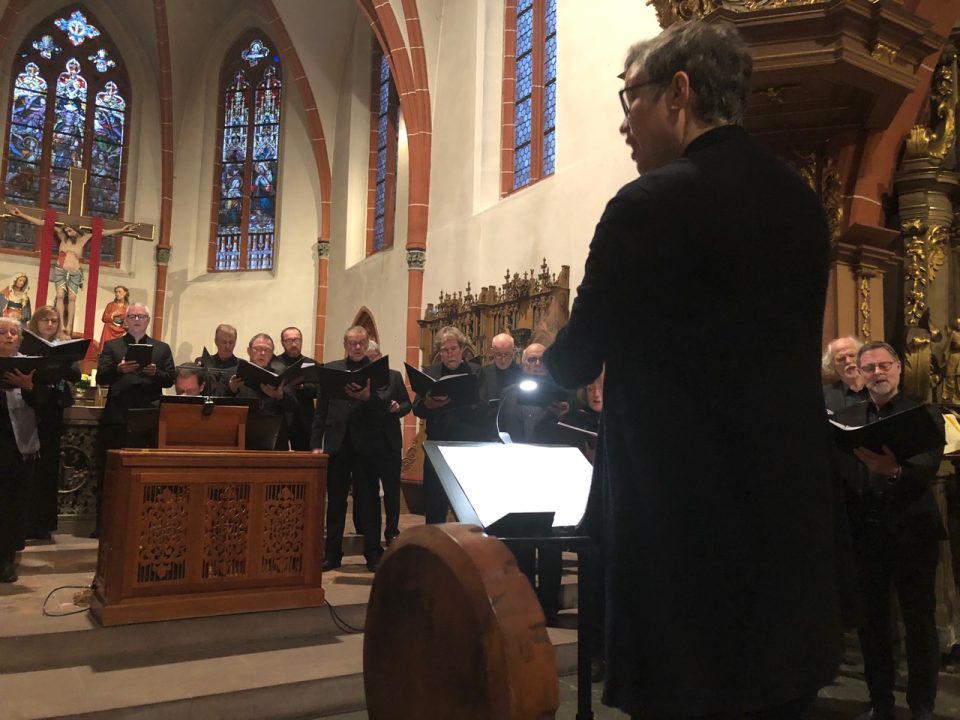 Die Bonner Vokalensemble-Leiterin Ulrike Ludewig dirigierte den Chor beim Abschlusskonzert. Foto: 5vier.de/Anna-Lena Hees