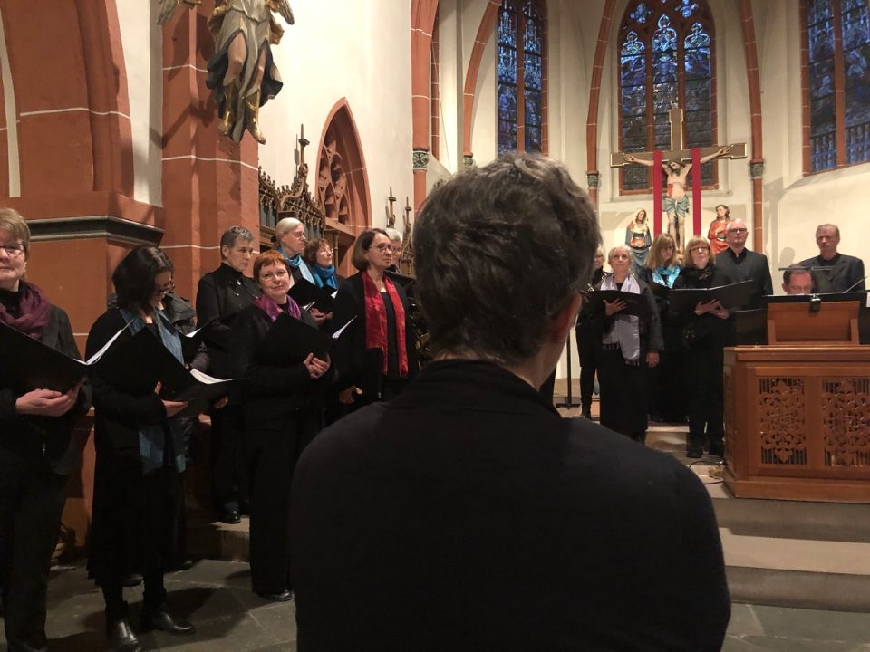 Bei Orgelstück nahm meist nur Dirigentin Ulrike Ludewig Platz. Foto: 5vier.de/Anna-Lena Hees