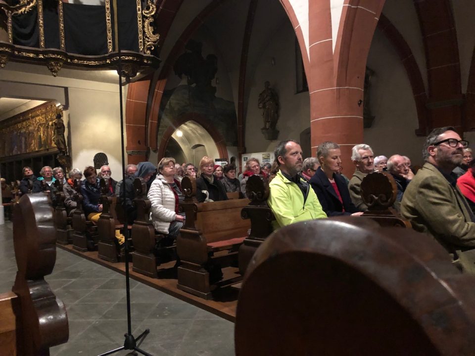 Blick ins Publikum in der Kirche. Foto: 5vier.de/Anna-Lena Hees