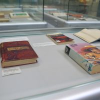 Die Universitätsbibliothek Trier präsentiert zum Welttag des Buches eine Ausstellung, die Kultbücher und weitere besondere Werke aus dem Bestand zeigt. Foto: Universitätsbibliothek Trier