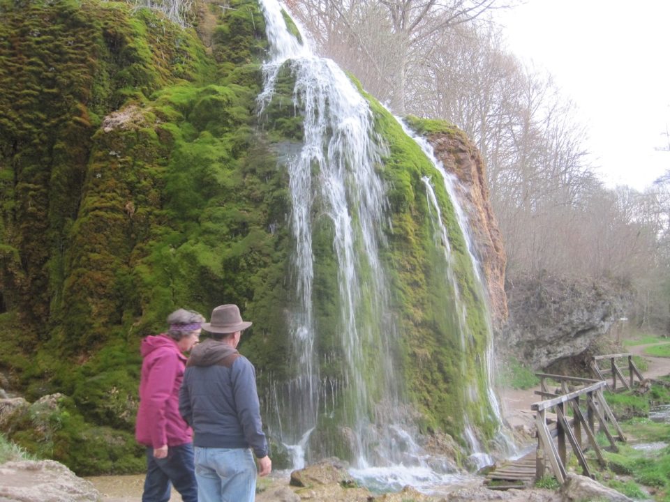 Besucher am Wasserfall. Foto: 5vier.de/Anna-Lena Hees