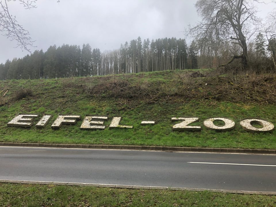 Der Schriftzug am Straßenrand macht auf den Eifel-Zoo aufmerksam. Foto: 5vier.de/Anna-Lena Hees