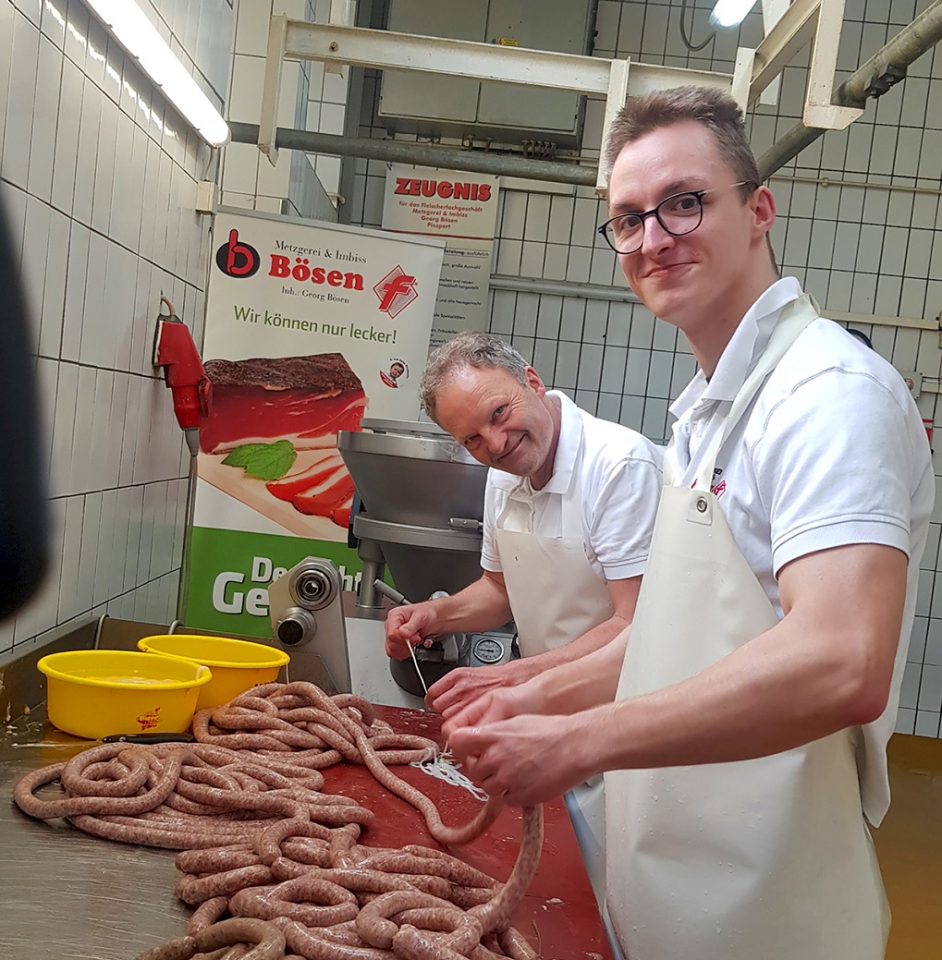 Bratwurstproduktion, Paul Schäfer und Chef Georg Bösen. Foto: Constanze Knaack-Schweigstill / HWK Trier