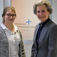 Die dankbare Kursteilnehmerin Hildegard Stover (rechts) mit Benita Faßbender vom Patienten-Informationszentrum des Brüderkrankenhauses Trier. Foto: BBT-Gruppe, Region Trier