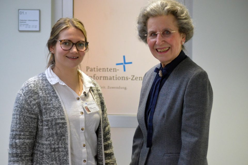 Die dankbare Kursteilnehmerin Hildegard Stover (rechts) mit Benita Faßbender vom Patienten-Informationszentrum des Brüderkrankenhauses Trier. Foto: BBT-Gruppe, Region Trier