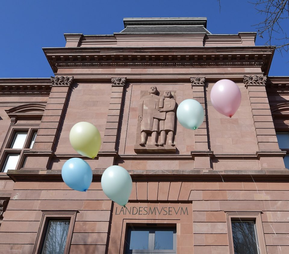 Bunte Luftballons vor dem Rheinischen Landesmuseum Trier. Foto: GDKE-RLM-Trier-Th.-Zuehmer 