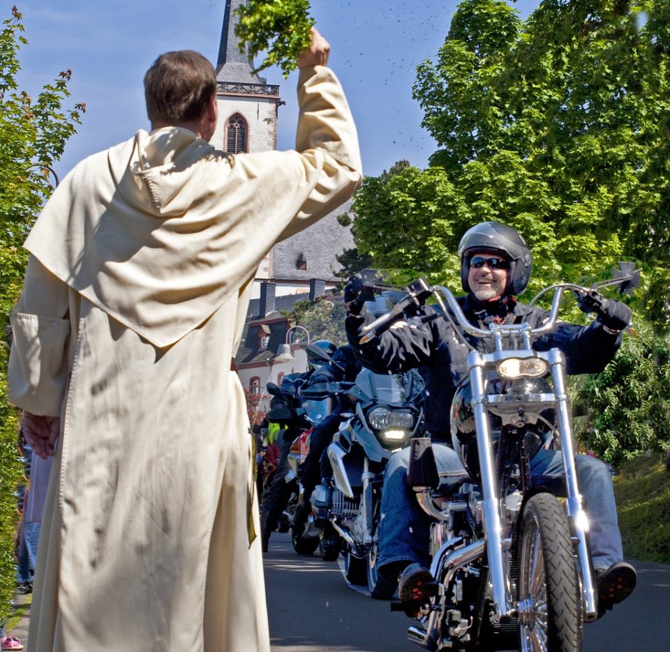 Motorradwallfahrt nach Klausen 2014: Wallfahrtseröffnung Klausen Foto: Wallfahrtskirche Klausen