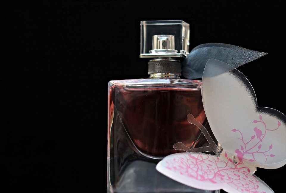 Ein Parfumflacon mit einem Schmetterling. Foto: Bild von NoName_13 auf Pixabay