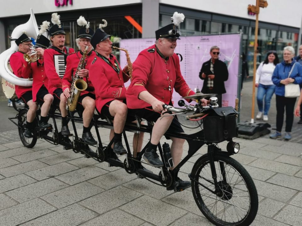 Dutch Bicycle Orchestra am Sonntagnachmittag Ecke Brotstraße. Foto: Kultursommerteam