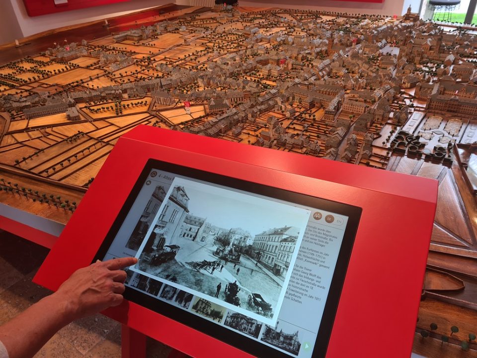  Das historische Trier entdecken – dazu lädt eine neue Medienstation am Stadtmodell ein. Im Bild: Eine historische Fotografie des Kornmarktes. Foto: Stadtmuseum Simeonstift
