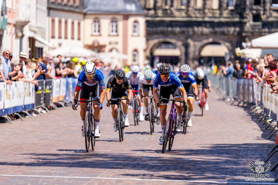 Jakub Sommer (RV Schwalbe Trier, rechts im Bild) gewinnt das Rennen der Junioren souverän.
Foto: RV Schwalbe Trier/Holger’s Radsportfotos 