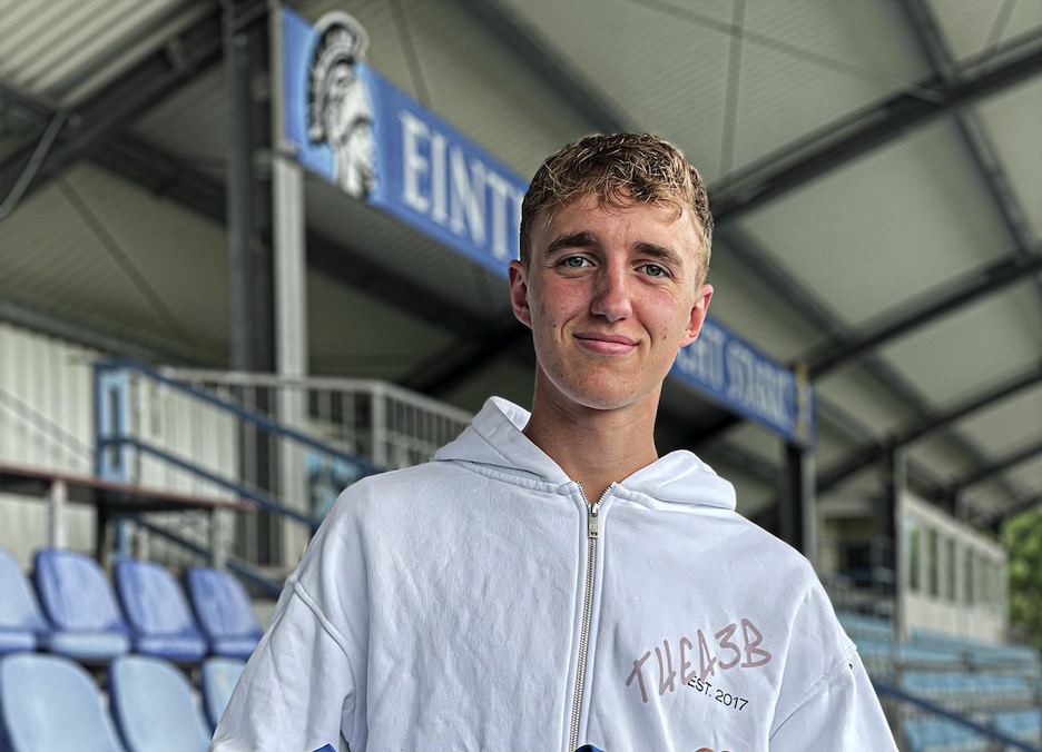 U19-Spieler Maximilian Uhlig erhält seinen ersten Vertrag bei den Eintracht Profis. Foto: Eintracht Trier / Dominik Klein - SV Eintracht-Trier 05 e.V.